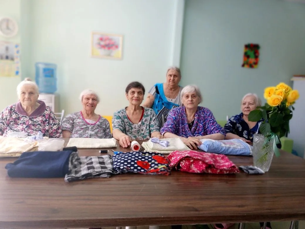 Творческий процесс: постоялицы пансионатов "Южный" шьют и ремонтируют одежду